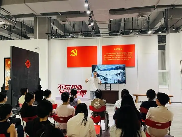 兴趣不分年龄、热爱无需门槛！市民艺术夜校“焕新”夜晚时光__兴趣不分年龄、热爱无需门槛！市民艺术夜校“焕新”夜晚时光
