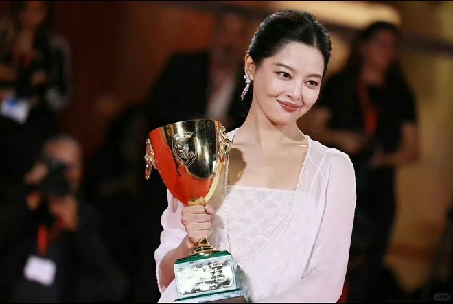 虞书欣又惹争议！活动看不上辛芷蕾礼物，搞区别对待被怒斥势利