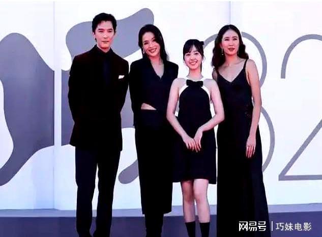 49岁舒淇威尼斯泪崩！导演首秀惊艳世界，从影后到导演的逆袭__49岁舒淇威尼斯泪崩！导演首秀惊艳世界，从影后到导演的逆袭