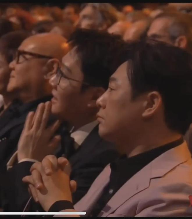 张颂文臭脸风波升级！被扒是“剧组皇帝”，辛芷蕾想补拍还得求他__张颂文臭脸风波升级！被扒是“剧组皇帝”，辛芷蕾想补拍还得求他