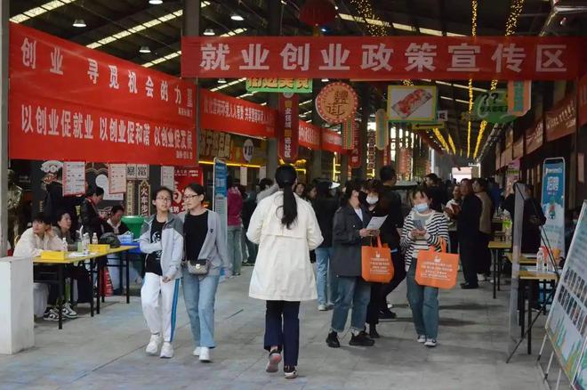 毕业生参加校招被要求关注线上账号，投递纸质简历被告知只招211