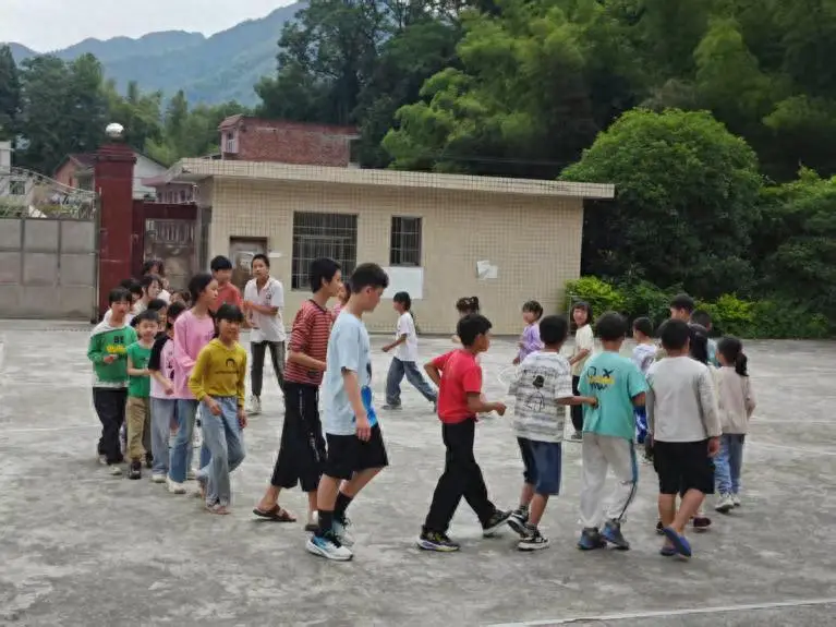 新邵县龙溪铺镇吴家小学开展“趣味六一”活动