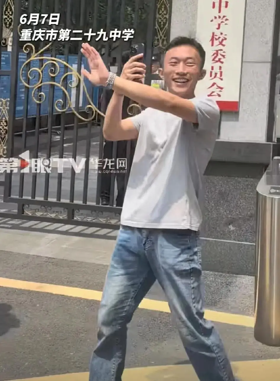 高考社牛考生出现：第一个冲出考场，对着家长猛拍，还侃侃而谈