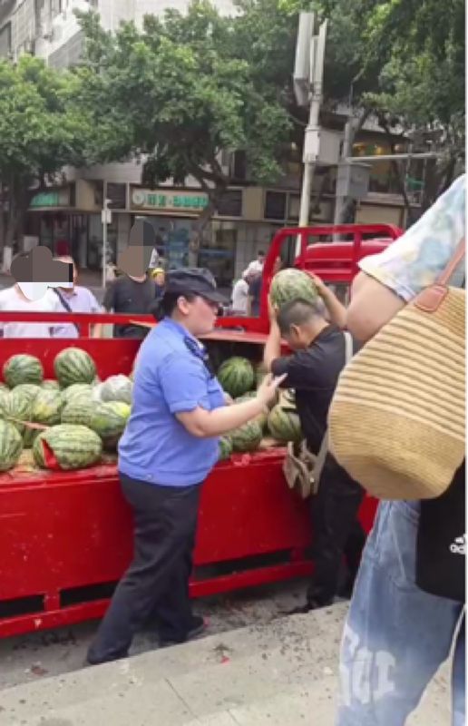 瓜西西手打渣男_卖西瓜城管收东西吗_