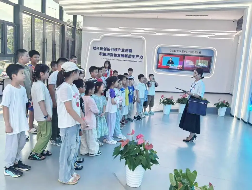漆扇染彩、机器人对话……江夏阳光创谷托管班欢乐无限_漆扇染彩、机器人对话……江夏阳光创谷托管班欢乐无限_