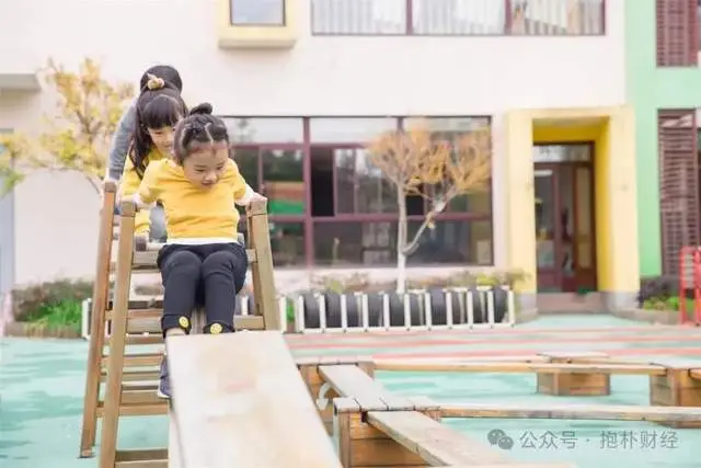 一边是幼儿园关闭潮，一边是人口出生反弹，该信谁？_一边是幼儿园关闭潮，一边是人口出生反弹，该信谁？_