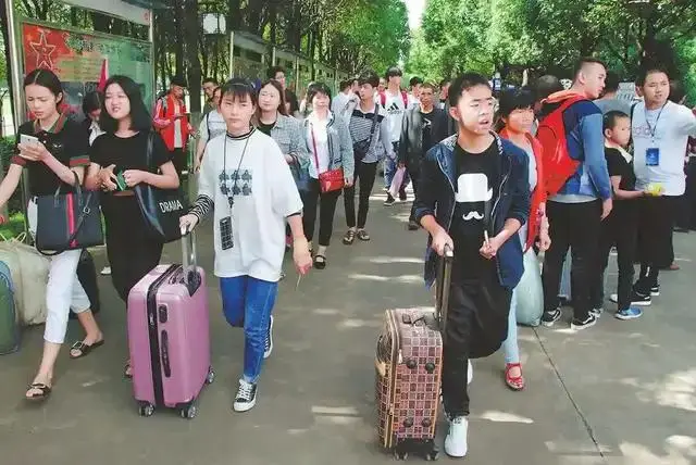 录取通知书晚上还送到家吗__学生录取通知短信