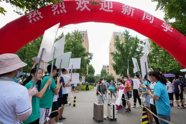 录取通知书晚上还送到家吗_学生录取通知短信_