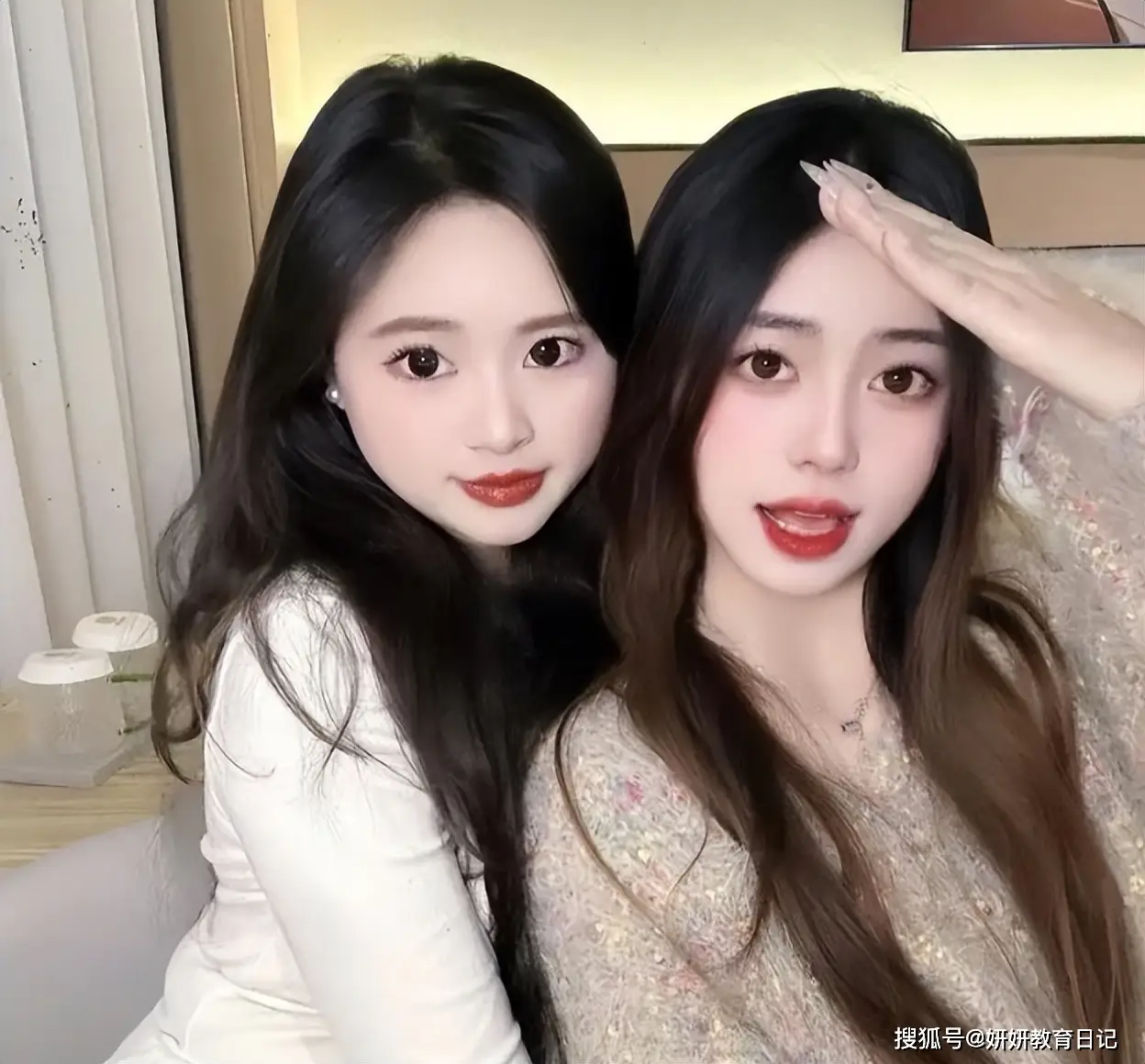 “高考垫底，可我们父亲有钱”，两个女孩晒分数，还以为是身高呢