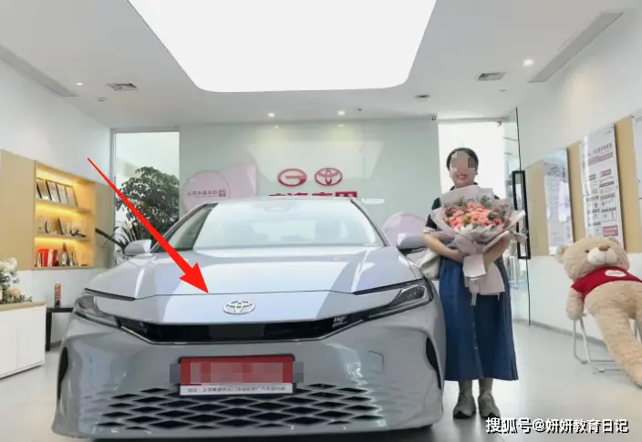 “刚考公就买丰田车，好样的”，妈妈晒女儿上岸照，果然又翻车了