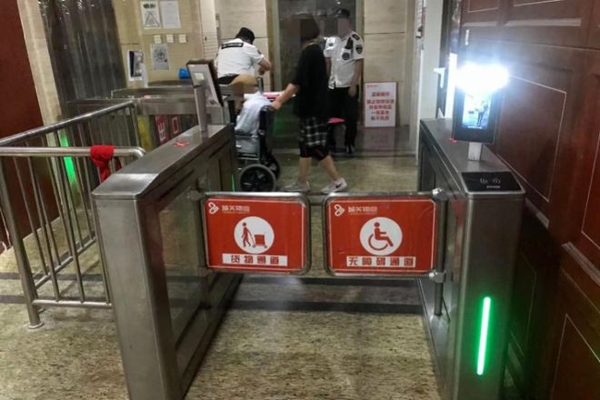 避免人脸识别技术滥用，就不能轻易“给他脸”