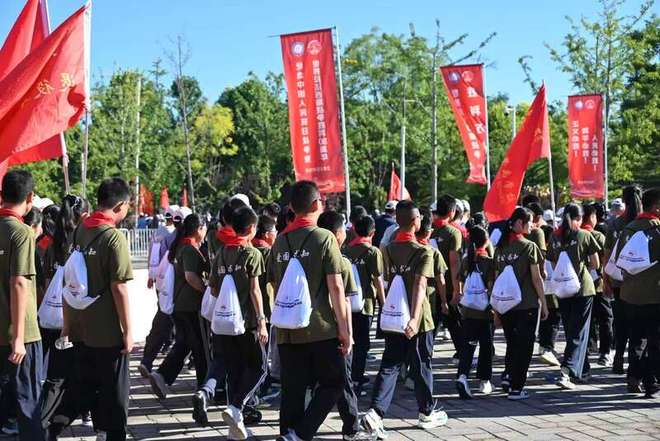 卢沟桥醒狮广场_举行飞盘活动_