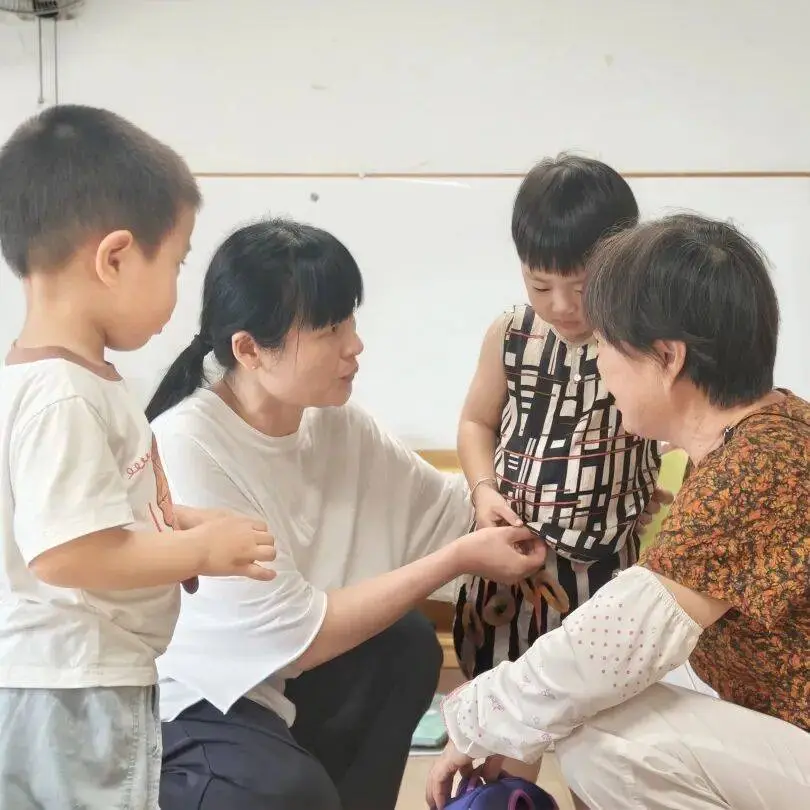 _“20多个娃，来了100个家长！”杭州有人趴在幼儿园门口，默默流泪不肯走……_“20多个娃，来了100个家长！”杭州有人趴在幼儿园门口，默默流泪不肯走……