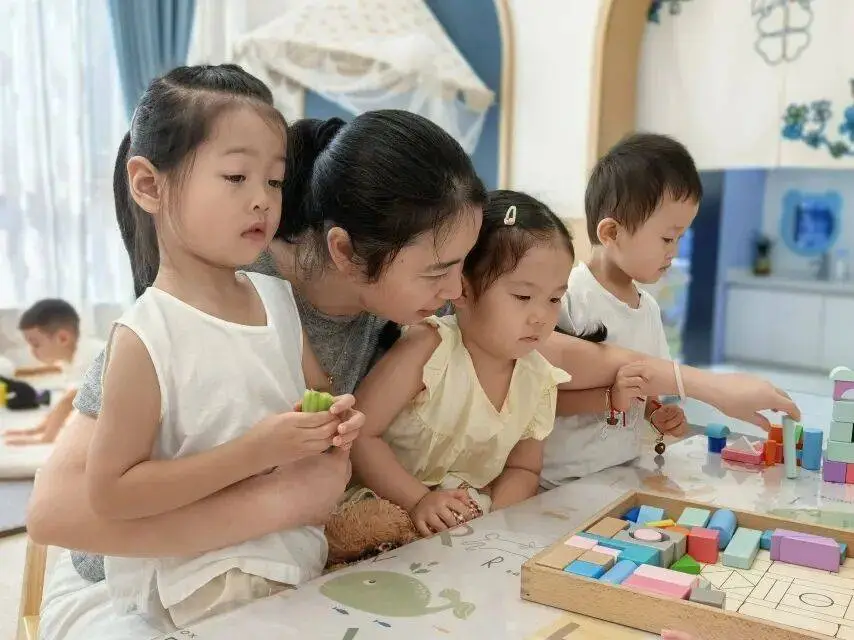 “20多个娃，来了100个家长！”杭州有人趴在幼儿园门口，默默流泪不肯走……__“20多个娃，来了100个家长！”杭州有人趴在幼儿园门口，默默流泪不肯走……
