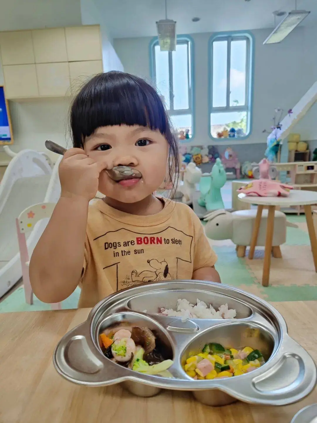 _“20多个娃，来了100个家长！”杭州有人趴在幼儿园门口，默默流泪不肯走……_“20多个娃，来了100个家长！”杭州有人趴在幼儿园门口，默默流泪不肯走……