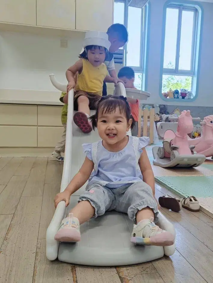 “20多个娃，来了100个家长！”杭州有人趴在幼儿园门口，默默流泪不肯走……_“20多个娃，来了100个家长！”杭州有人趴在幼儿园门口，默默流泪不肯走……_