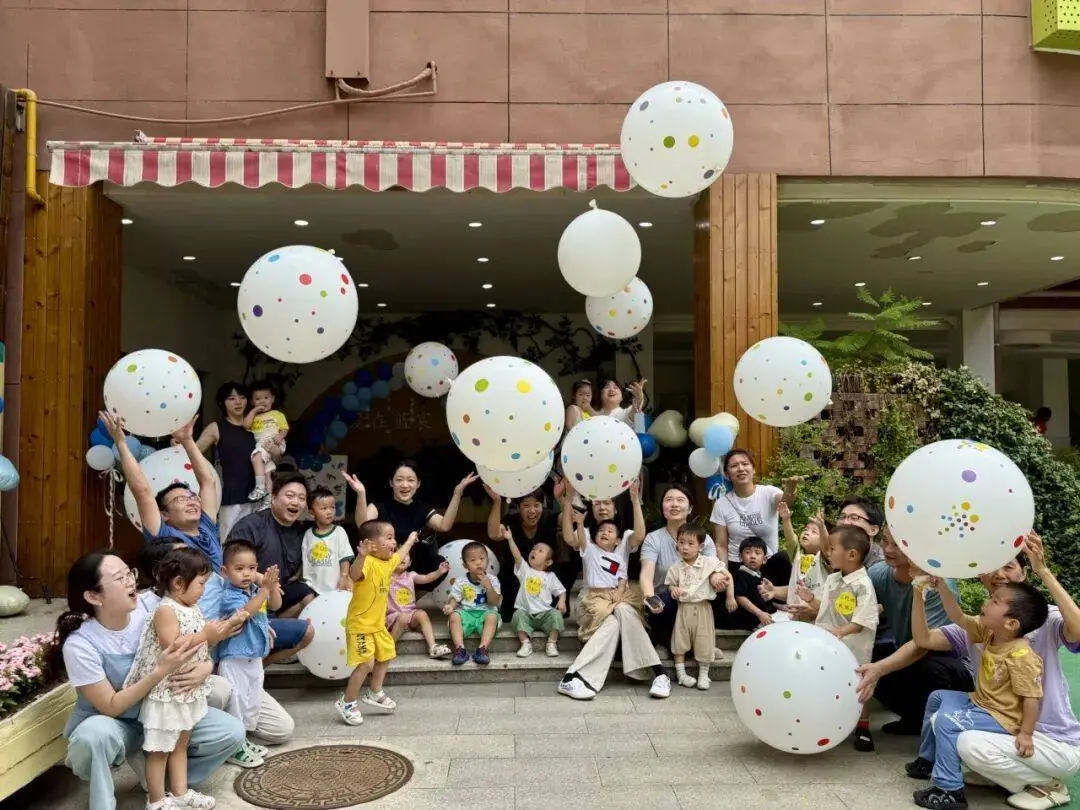 “20多个娃，来了100个家长！”杭州有人趴在幼儿园门口，默默流泪不肯走……__“20多个娃，来了100个家长！”杭州有人趴在幼儿园门口，默默流泪不肯走……