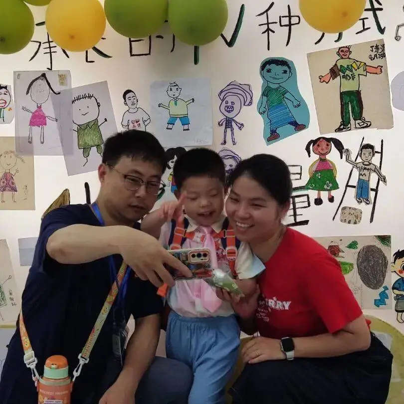 “20多个娃，来了100个家长！”杭州有人趴在幼儿园门口，默默流泪不肯走……__“20多个娃，来了100个家长！”杭州有人趴在幼儿园门口，默默流泪不肯走……