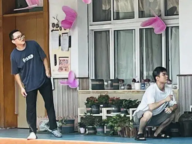 _“20多个娃，来了100个家长！”杭州有人趴在幼儿园门口，默默流泪不肯走……_“20多个娃，来了100个家长！”杭州有人趴在幼儿园门口，默默流泪不肯走……