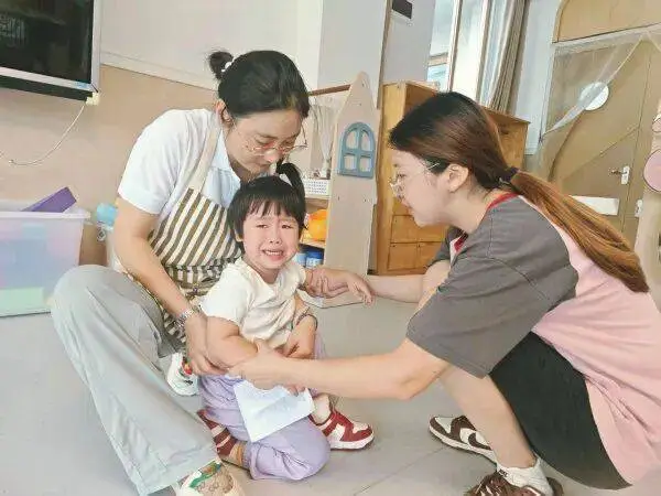 _“20多个娃，来了100个家长！”杭州有人趴在幼儿园门口，默默流泪不肯走……_“20多个娃，来了100个家长！”杭州有人趴在幼儿园门口，默默流泪不肯走……
