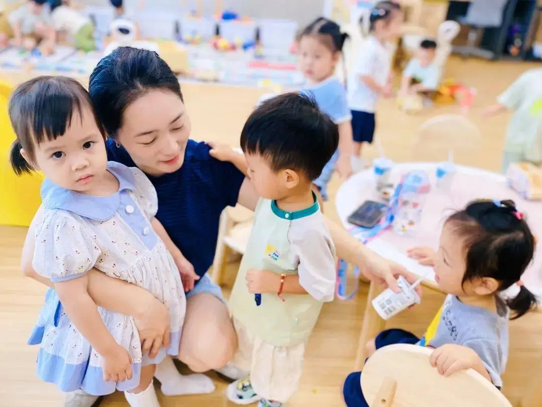 “20多个娃，来了100个家长！”杭州有人趴在幼儿园门口，默默流泪不肯走……_“20多个娃，来了100个家长！”杭州有人趴在幼儿园门口，默默流泪不肯走……_