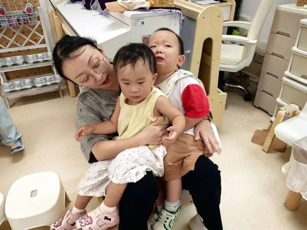 “20多个娃，来了100个家长！”杭州有人趴在幼儿园门口，默默流泪不肯走……_“20多个娃，来了100个家长！”杭州有人趴在幼儿园门口，默默流泪不肯走……_