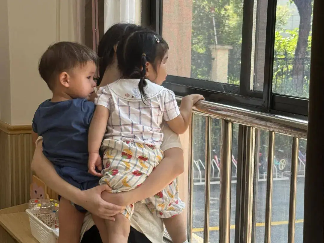 “20多个娃，来了100个家长！”杭州有人趴在幼儿园门口，默默流泪不肯走……_“20多个娃，来了100个家长！”杭州有人趴在幼儿园门口，默默流泪不肯走……_