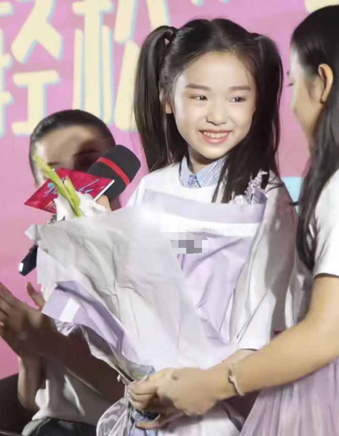 董璇女儿路演不怯场，邀请同学上台，小酒窝的待人接物堪称教科书__董璇女儿路演不怯场，邀请同学上台，小酒窝的待人接物堪称教科书