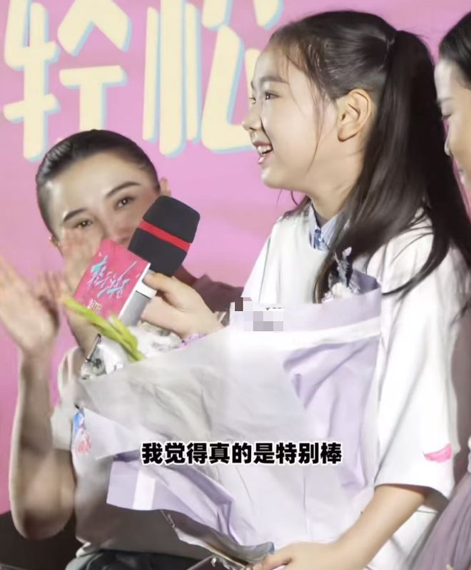 董璇女儿路演不怯场，邀请同学上台，小酒窝的待人接物堪称教科书_董璇女儿路演不怯场，邀请同学上台，小酒窝的待人接物堪称教科书_