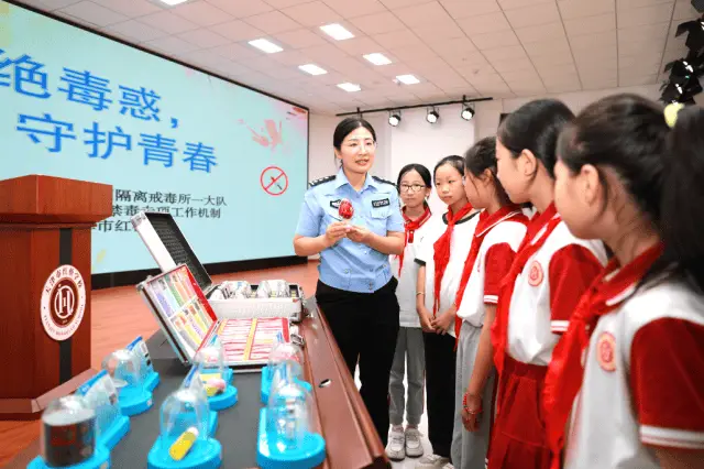 【开学第一课】给孩子最酷的开学礼！禁毒大使、人气主播现场助力__【开学第一课】给孩子最酷的开学礼！禁毒大使、人气主播现场助力