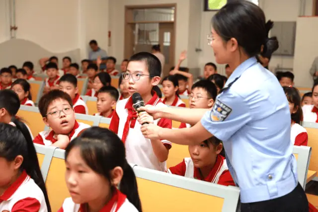_【开学第一课】给孩子最酷的开学礼！禁毒大使、人气主播现场助力_【开学第一课】给孩子最酷的开学礼！禁毒大使、人气主播现场助力