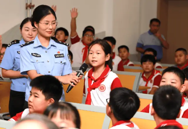 _【开学第一课】给孩子最酷的开学礼！禁毒大使、人气主播现场助力_【开学第一课】给孩子最酷的开学礼！禁毒大使、人气主播现场助力