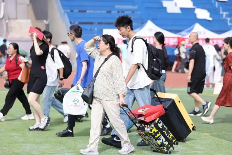 欢送庆祝入学_学校送老迎新主持稿_