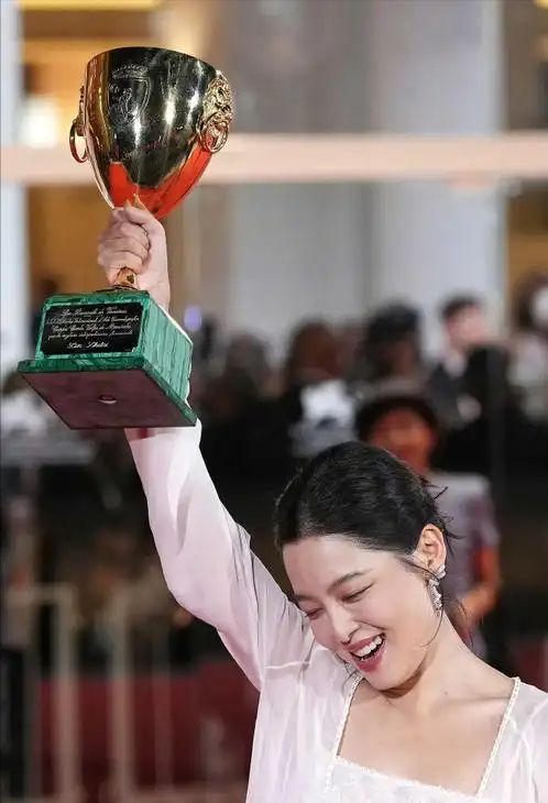 演都不演了！辛芷蕾获得影后还不到2天，让人恶心的事就发生了_演都不演了！辛芷蕾获得影后还不到2天，让人恶心的事就发生了_