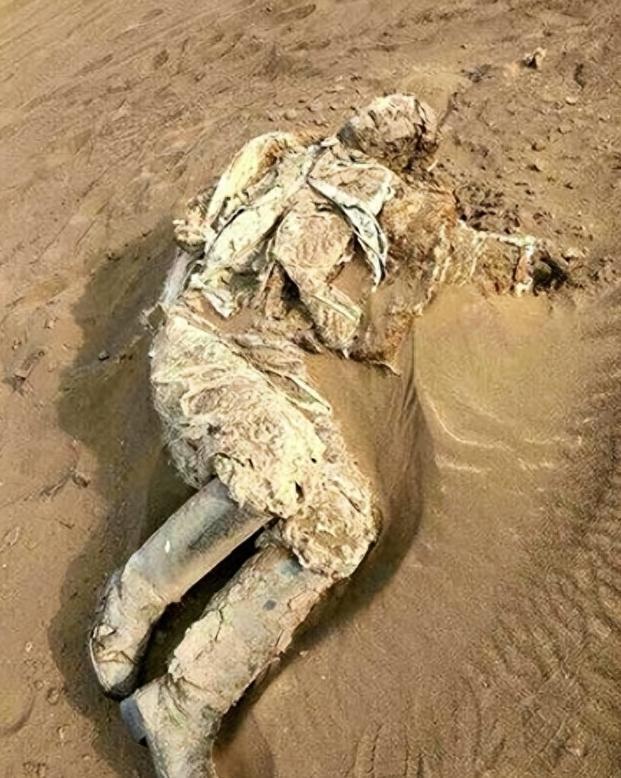罗布泊惊现神秘干尸，警方破案后震惊不已：竟是失踪58年的功臣