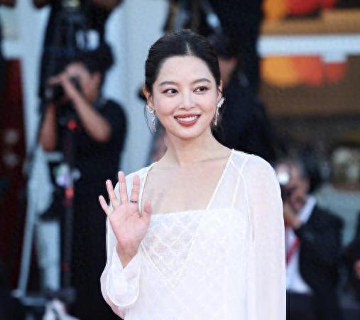 辛芷蕾现身北京机场！衣着朴素暴露身体状态，被粉丝围观慌忙离场