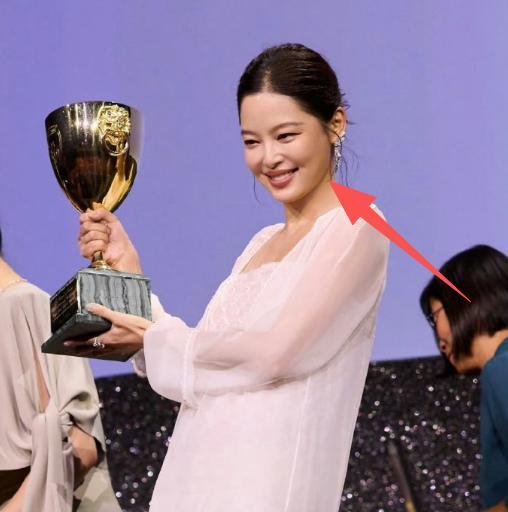 辛芷蕾现身北京机场！衣着朴素暴露身体状态，被粉丝围观慌忙离场_辛芷蕾现身北京机场！衣着朴素暴露身体状态，被粉丝围观慌忙离场_