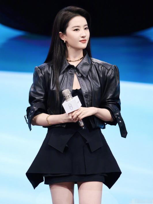 _辛芷蕾现身北京机场！衣着朴素暴露身体状态，被粉丝围观慌忙离场_辛芷蕾现身北京机场！衣着朴素暴露身体状态，被粉丝围观慌忙离场