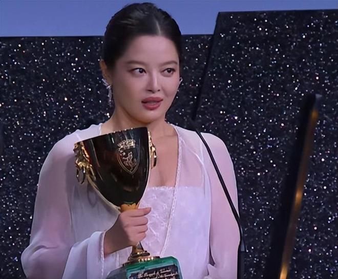 辛芷蕾现身北京机场！衣着朴素暴露身体状态，被粉丝围观慌忙离场__辛芷蕾现身北京机场！衣着朴素暴露身体状态，被粉丝围观慌忙离场