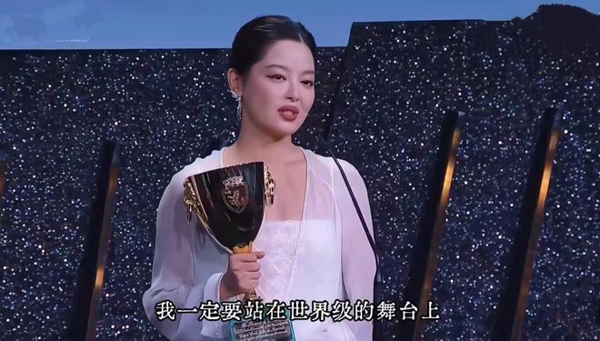 老妇躺马路中央碰瓷_喝醉酒躺马路地上怎么办_