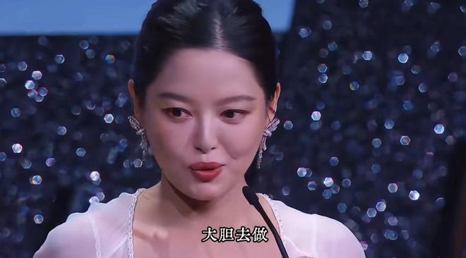 喝醉酒躺马路地上怎么办_老妇躺马路中央碰瓷_