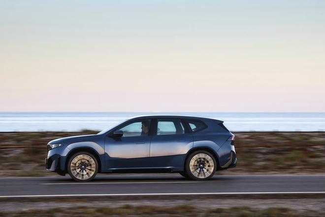 首创视平线全景显示中国版深度本土化 新世代BMW iX3发布