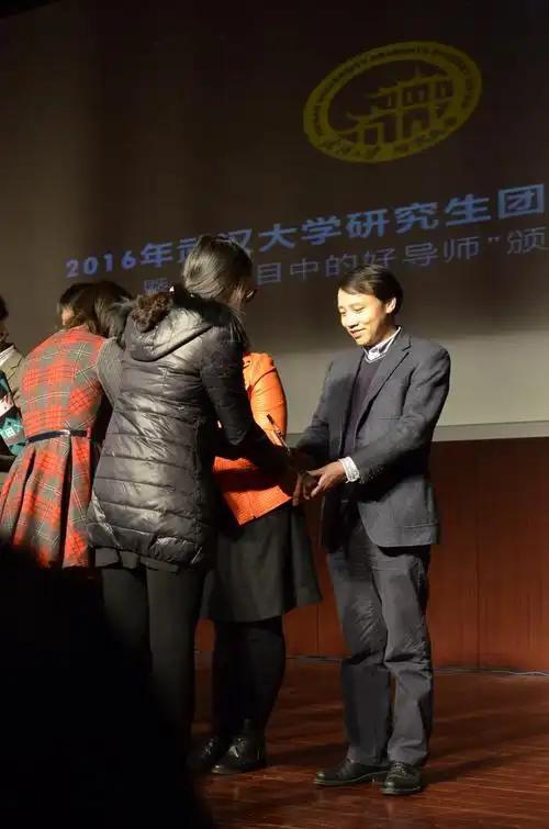 导师过五十岁生日，研究生买生日蛋糕和礼物，花费了1万多元