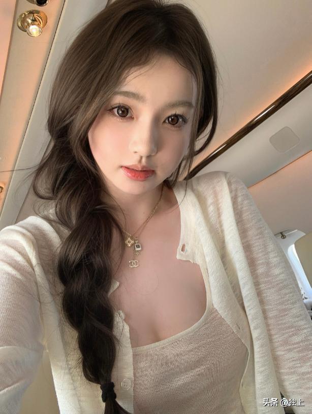 懒懒坐王思聪的私人飞机，谁注意她背后的沙发？网友：你才22岁啊