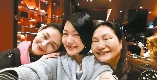 _大S去世四个月，汪小菲仅用两个字“宣誓主权”，S妈输得一塌糊涂_大S去世四个月，汪小菲仅用两个字“宣誓主权”，S妈输得一塌糊涂