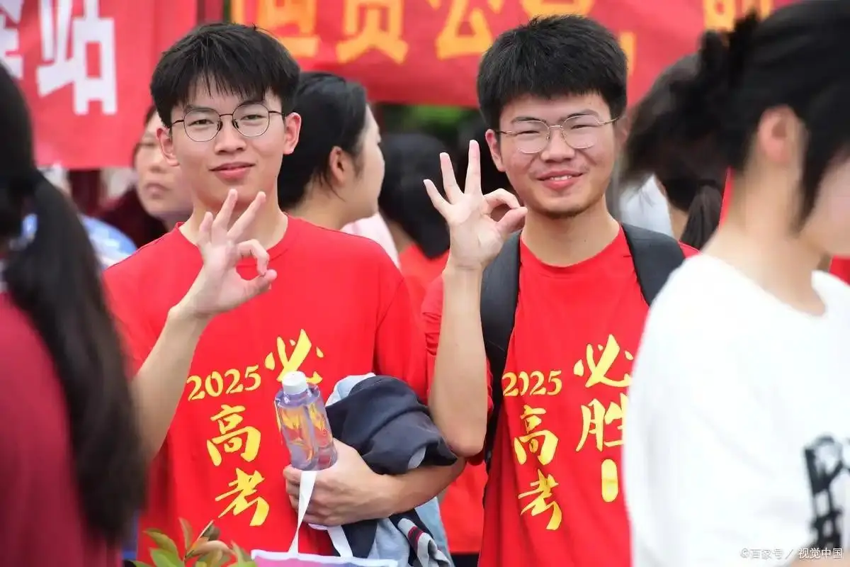 哇！显眼包弟弟穿“语文战袍”送考，亲情表达方式大革新_哇！显眼包弟弟穿“语文战袍”送考，亲情表达方式大革新_