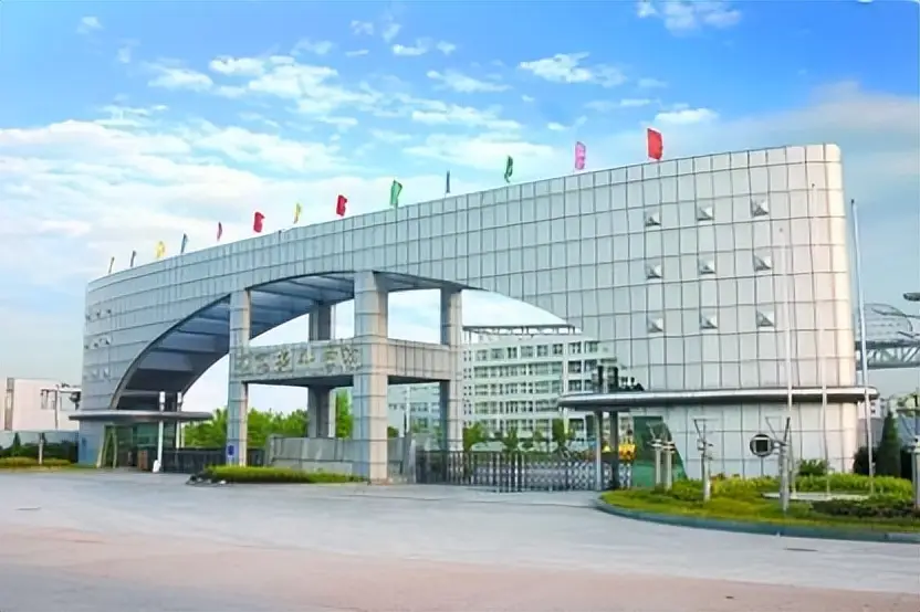 高考385分读技校，没毕业就被三家跨国企业争抢，她到底有何绝招__高考385分读技校，没毕业就被三家跨国企业争抢，她到底有何绝招