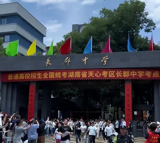 男孩高考575，被父母逐出家门，还要送他去打工，网友却纷纷点赞_男孩高考575，被父母逐出家门，还要送他去打工，网友却纷纷点赞_