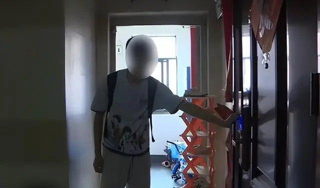 _男孩高考575，被父母逐出家门，还要送他去打工，网友却纷纷点赞_男孩高考575，被父母逐出家门，还要送他去打工，网友却纷纷点赞
