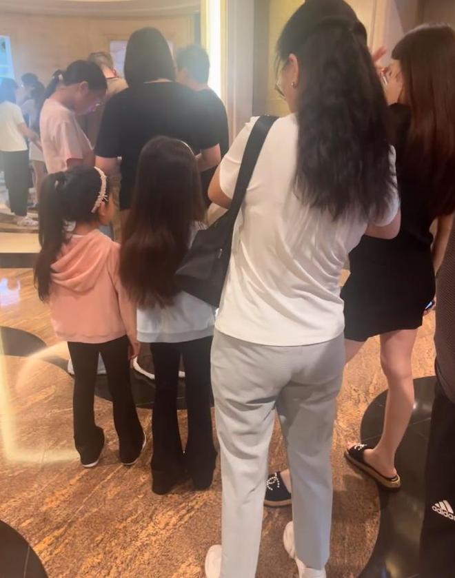 方媛怀男胎奖励曝光！无限额信用卡、亿元豪礼，父母保姆轮流伺候__方媛怀男胎奖励曝光！无限额信用卡、亿元豪礼，父母保姆轮流伺候